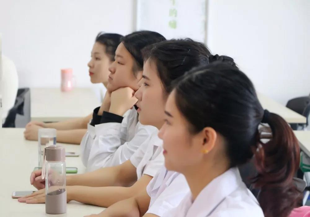 美雅优游职业培训黉舍第78期美体班毕业仪式